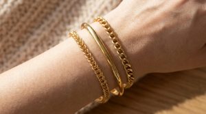 Tout savoir sur le bracelet plaqué or : qualité et style