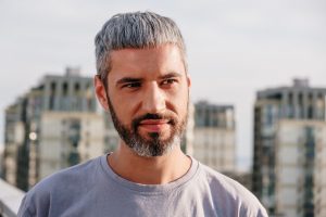 Cheveux gris homme : le guide ultime des coupes et styles