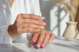 La french colorée : réinventez votre manucure avec style