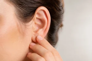Point noir oreille : causes et prévention