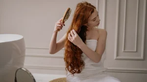 Cheveux électriques : causes, gestes et bons ingrédients