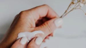 Ongles cassants ou dédoublés : causes et vrais gestes