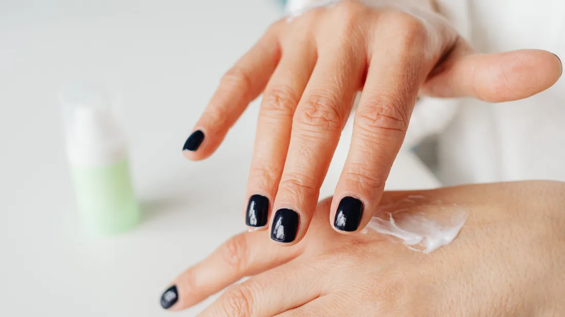 Soin des mains et des ongles avec une crème