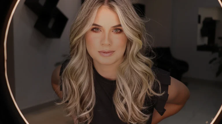 Chevelure blonde aux mèches plus claires autour du visage