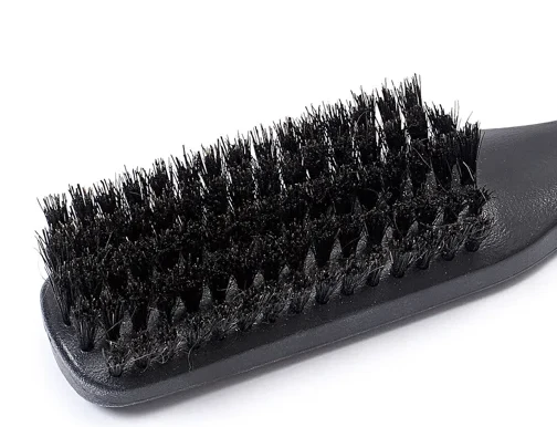 Brosse plate en poils naturels de sanglier vue de près