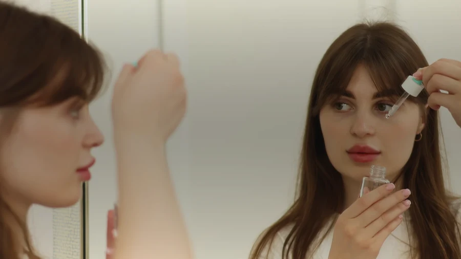 Application d'un soin sur le visage