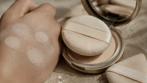 Houpette maquillage : la poudre sans trace, la forme triangulaire et le lavage à 30°C max