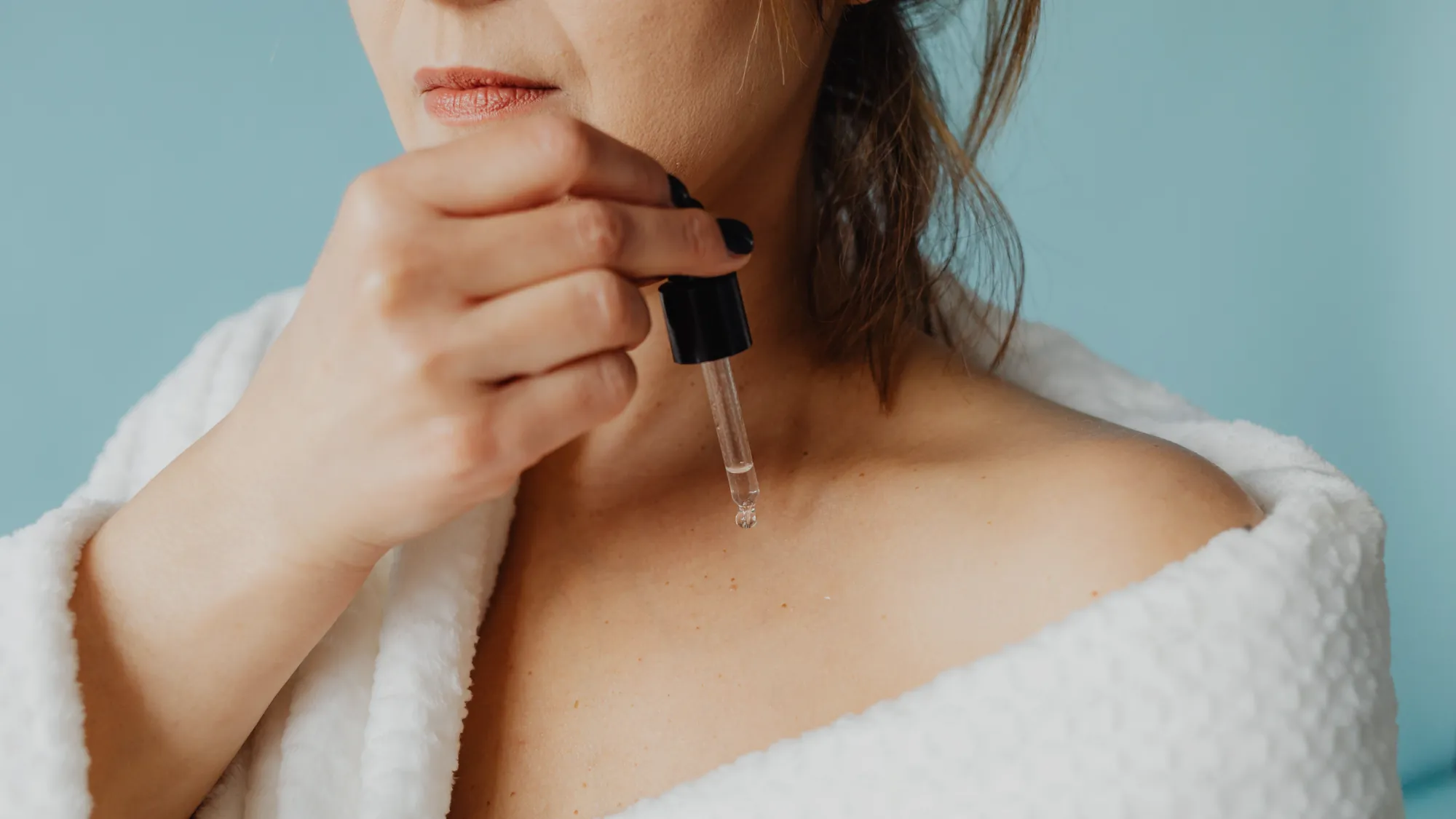Application d’un sérum sur le visage