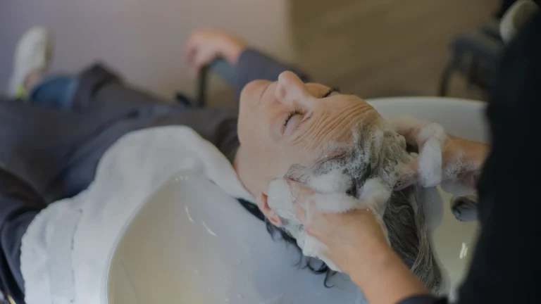 Lavage de cheveux au salon