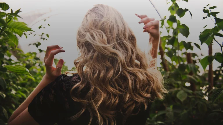 Cheveux ondulés blonds à reflets miel, vus de dos