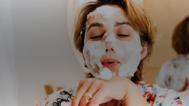 Nettoyage du visage avec une mousse douce