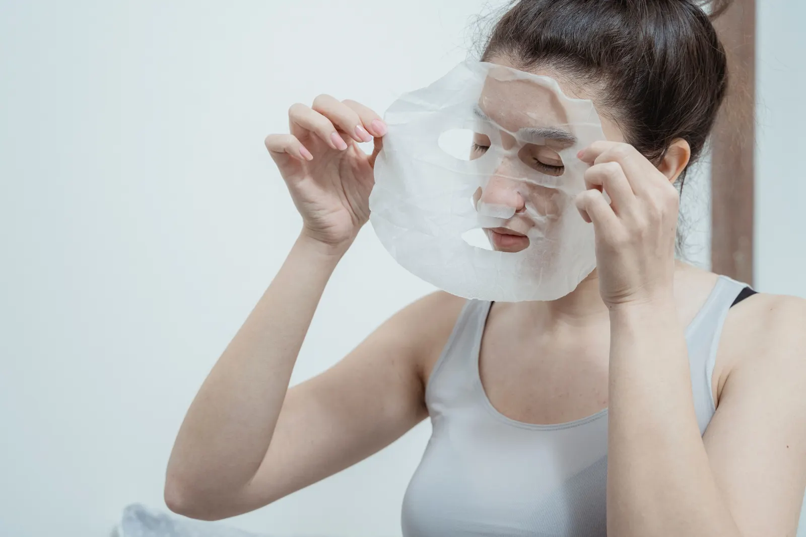 Femme ajustant un masque en tissu sur son visage